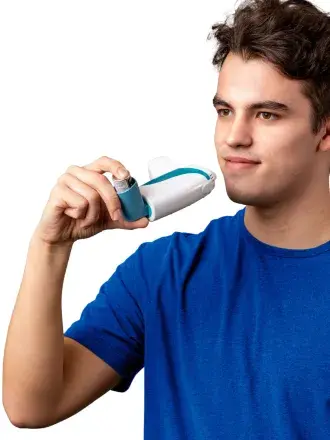 Young man in blue shirt uses the aerochamber2go