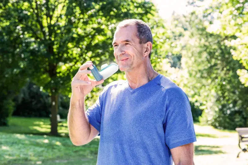 older gentleman uses the aerochamber2go