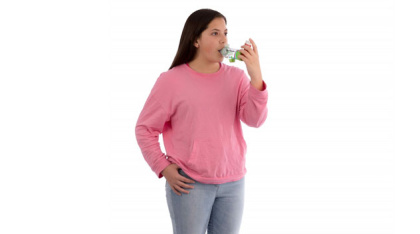 AeroChamber Plus Flow Vu Chamber green youth mouthpiece in use by girl