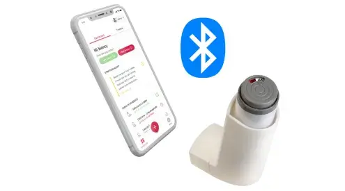 an MDI with the smart dose counter and phone with an app on display.